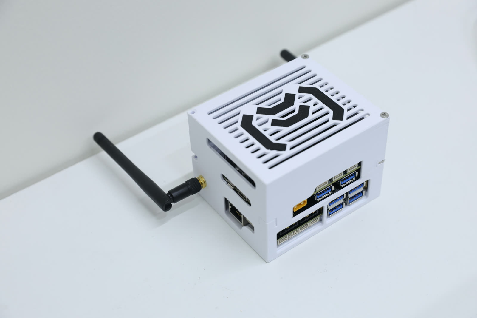 MakerMods Jetson Nano Pack — white case with antennas