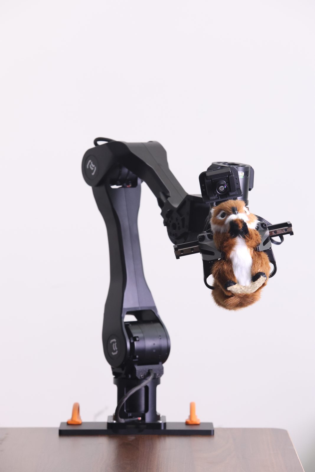 Operator guiding the arm under gravity compensation